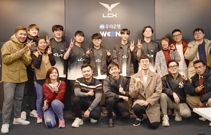 지난 3일 경기 종료 후 Dplus 선수단과 롤파크에서 사진을 찍고 있는 팸투어단. (사진=한국관광공사 제공) photo@newsis.com *재판매 및 DB 금지