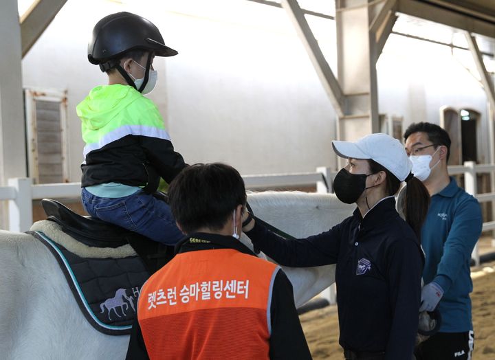 [부산=뉴시스] 렛츠런파크 부산경남, 재활승마 강습 모습. (사진=한국마사회 제공) 2024.03.04. photo@newis.com *재판매 및 DB 금지