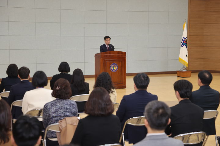 윤건영 충북도교육감이 4일 화합관에서 열린 월례조회에서 발언하고 있다.(사진=충북교육청 제공)2024.03.04.photo@newsis.com *재판매 및 DB 금지