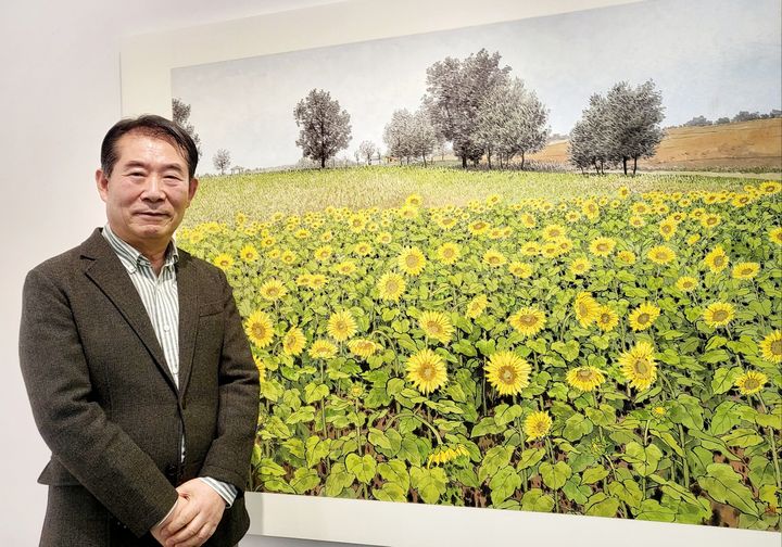 [사진=박현주 미술전문기자]오용길 화백이 서울 강남구 청작화랑에서 개인전을 열고 신작 해바라기 풍경화를 선보인다. 2024.03.04. hyun@newsis.com *재판매 및 DB 금지