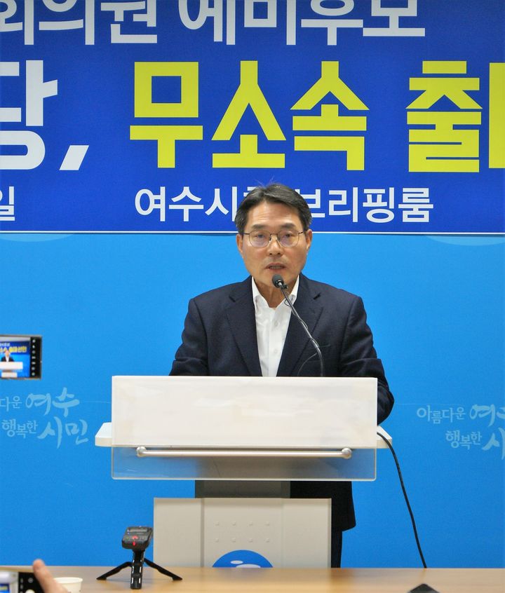 [여수=뉴시스] 김석훈 기자= 4일 오후 권오봉 전 여수시장이 여수시청 브리핑 룸에서 민주당 탈당 및 무소속 출마 입장을 밝히는 기자회견을 하고 있다. 2024.03.04. kim@newsis.com *재판매 및 DB 금지