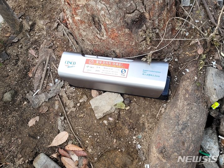 [서울=뉴시스]서울 강동구가 세스코와 손잡고 쥐 출몰이 많은 지역에 '스마트 구서(驅鼠) 장비'를 설치했다고 4일 밝혔다. (사진=강동구 제공). 2024.03.04. photo@newsis.com 