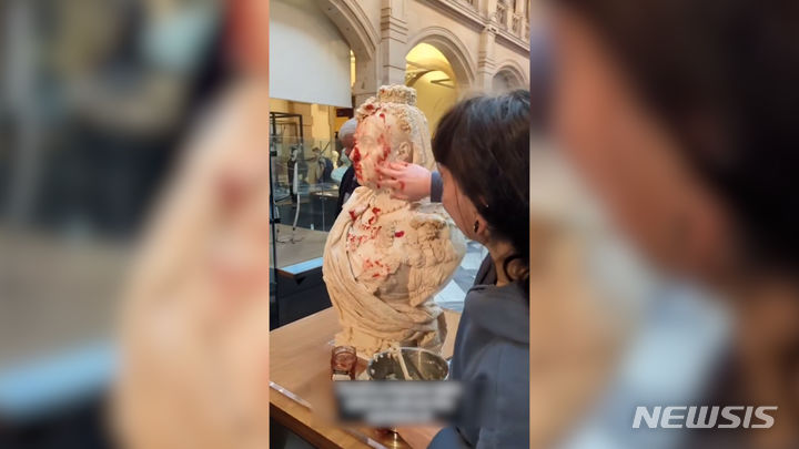 3일(현지시간) 영국 스코틀랜드의 글래스고에 있는 켈빈그로브 미술관(Kelvingrove Art Gallery)에서 여성 환경운동가 2명이 빅토리아 여왕의 흉상에 잼과 수프를 붓는 테러를 저질렀다. 출처 : @thisis.rigged *재판매 및 DB 금지