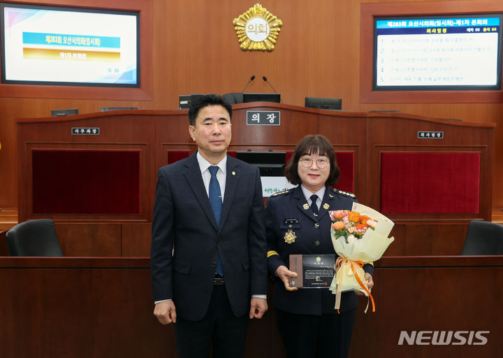 [오산=뉴시스] 4일 명예의장으로 위촉된 차미정 오산시 여성의용소방대장(사진 오른쪽)이 성길용 시의장과 기념사진을 찍고 있다. (사진=오산시의회 제공)2024.03.04. photo@nesis.com