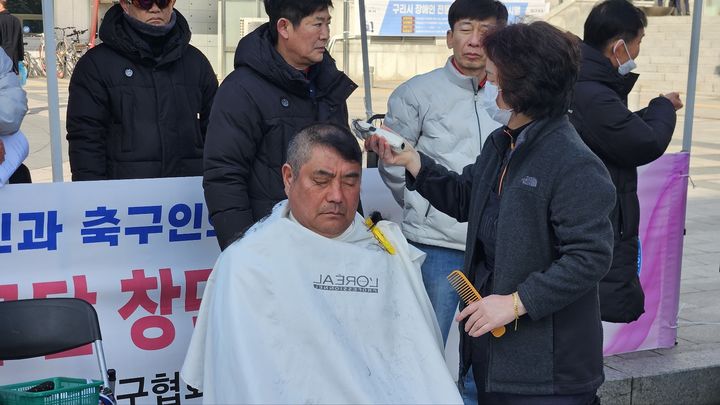 [구리=뉴시스] 이호진 기자=이재선 구리시축구협회장이 4일 오전 구리시민축구단 창단 촉구 기자회견에서 창단 지연에 항의하기 위해 삭발을 하고 있다. 2024.03.04. asake@newsis.com *재판매 및 DB 금지