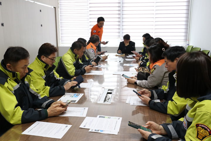 [광주=뉴시스] 광주 북부소방서 의용소방대원들이 산불 집중 예찰활동을 앞두고 소집교육을 받고 있다. (사진=광주 북부소방서 제공) 2024.03.04. photo@newsis.com *재판매 및 DB 금지