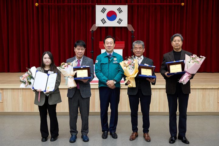 [통영=뉴시스] 신정철 기자= 통영시는 4일, 갑진년 시무식 이후 모처럼 두 달 만에 직원 정례조회를 열고 우수 직원 및 시민들에 대한 표창과 함께 그 동안의 시정 성과와 추진상황 등을 공유하는 시간을 가졌다.(사진=통영시 제공).2024.03.04. photo@newsis.com, *재판매 및 DB 금지