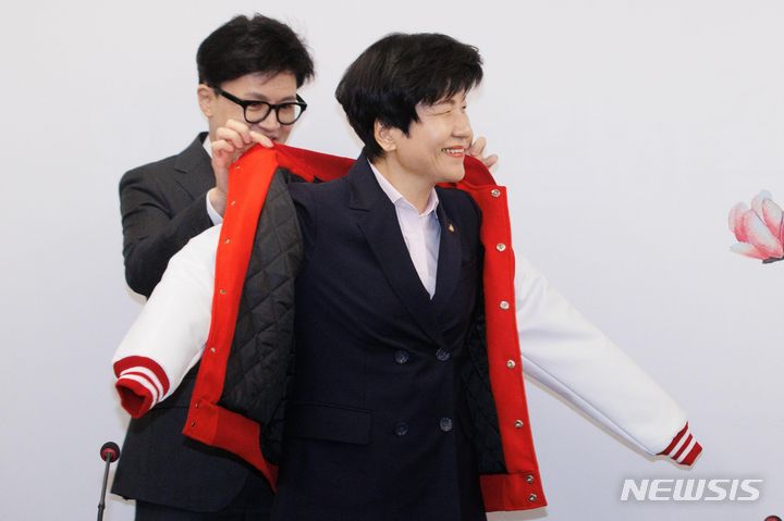 [서울=뉴시스] 조성봉 기자 = 한동훈 국민의힘 비상대책위원장이 4일 오전 서울 여의도 국민의힘 중앙당사에서 열린 김영주 국회부의장 국민의힘 입당식에서 김 부의장에게 당 점퍼를 입혀주고 있다. (공동취재) 2024.03.04. photo@newsis.com
