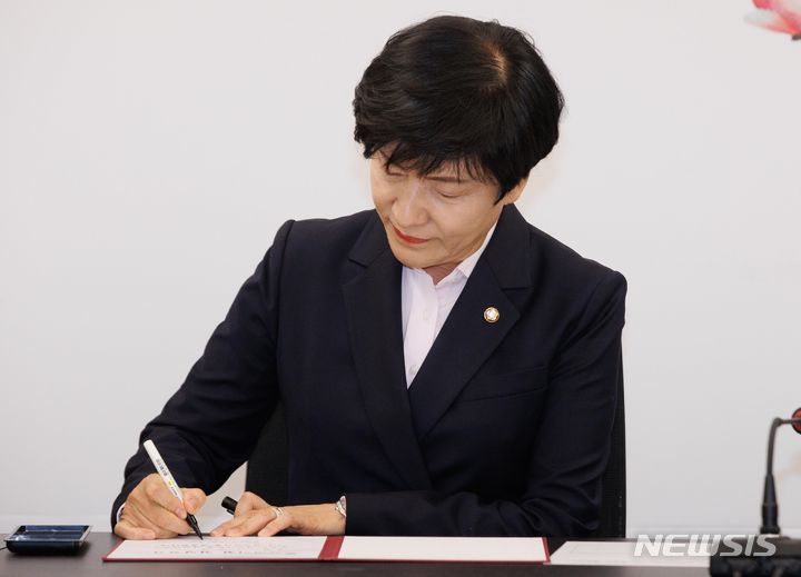 [서울=뉴시스] 조성봉 기자 = 김영주 국회부의장이 4일 오전 서울 여의도 국민의힘 중앙당사에서 열린 입당식에서 입당 원서를 작성하고 있다. (공동취재) 2024.03.04. photo@newsis.com
