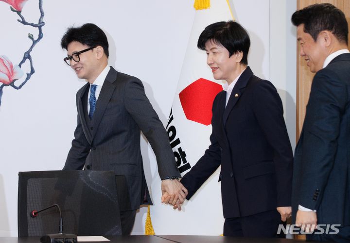 [서울=뉴시스] 조성봉 기자 = 한동훈 국민의힘 비상대책위원장이 4일 서울 여의도 국민의힘 당사에서 열린 김영주 국회부의장 입당식에 참석하고 있다. (공동취재) 2024.03.04. photo@newsis.com