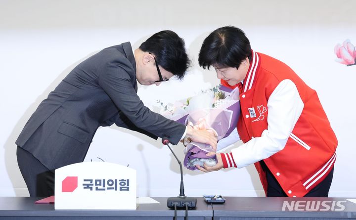 [서울=뉴시스] 조성봉 기자 = 한동훈 국민의힘 비상대책위원장이 4일 오전 서울 여의도 국민의힘 중앙당사에서 열린 김영주 국회부의장 국민의힘 입당식에서 김 부의장에게 꽃다발을 전달하고 있다. (공동취재) 2024.03.04. photo@newsis.com