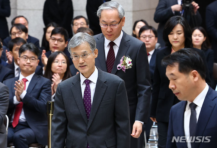 [서울=뉴시스] 김근수 기자 = 조희대 대법원장과 엄상필, 신숙희 신임 대법관이 4일 서울 서초구 대법원에서 열린 신임 대법관 취임식장으로 입장하고 있다. 2024.03.04. ks@newsis.com