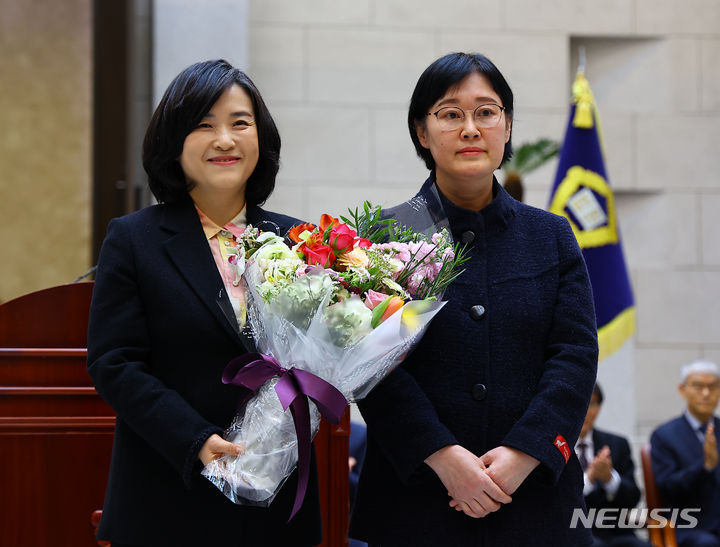 [서울=뉴시스] 김근수 기자 = 엄숙희 신임 대법관이 4일 서울 서초구 대법원에서 열린 신임 대법관 취임식에서 꽃다발을 받고 기념촬영을 하고 있다. 2024.03.04. ks@newsis.com