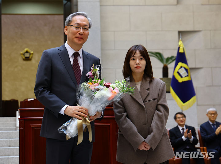 [서울=뉴시스] 김근수 기자 = 엄상필 신임 대법관이 4일 서울 서초구 대법원에서 열린 신임 대법관 취임식에서 꽃다발을 받고 기념촬영을 하고 있다. 2024.03.04. ks@newsis.com