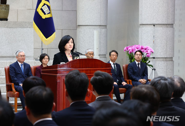 [서울=뉴시스] 김근수 기자 = 신숙희 신임 대법관이 4일 서울 서초구 대법원에서 열린 신임 대법관 취임식에서 취임사를 하고 있다. 2024.03.04. ks@newsis.com