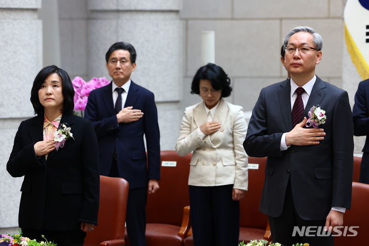 [서울=뉴시스] 김근수 기자 = 엄상필, 신숙희 신임 대법관이 4일 서울 서초구 대법원에서 열린 신임 대법관 취임식에서 국민의례를 하고 있다. 2024.03.04. ks@newsis.com