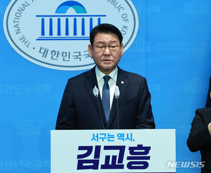 [서울=뉴시스] 고범준 기자 = 김교흥 더불어민주당 의원이 4일 오전 서울 여의도 국회 소통관에서 제22대 총선 인천 서구갑 출마선언 기자회견을 하고 있다. 2024.03.04. bjko@newsis.com