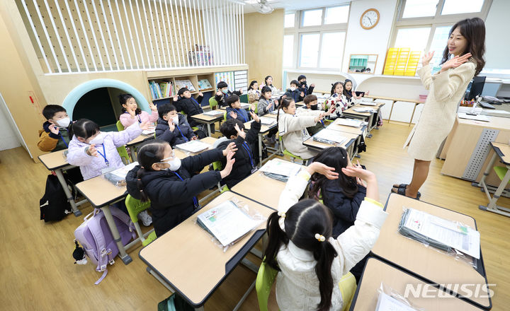 [대구=뉴시스] 이무열 기자 = 4일 오전 대구 달서구 대구한실초등학교에서 입학식을 마친 신입생 어린이들이 교실에서 담임선생님과 인사를 나누고 있다. 2024.03.04. lmy@newsis.com