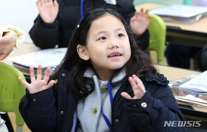 [대구=뉴시스] 이무열 기자 = 4일 오전 대구 달서구 대구한실초등학교에서 입학식을 마친 신입생 어린이들이 교실에서 담임선생님과 인사를 나누고 있다. 2024.03.04. lmy@newsis.com