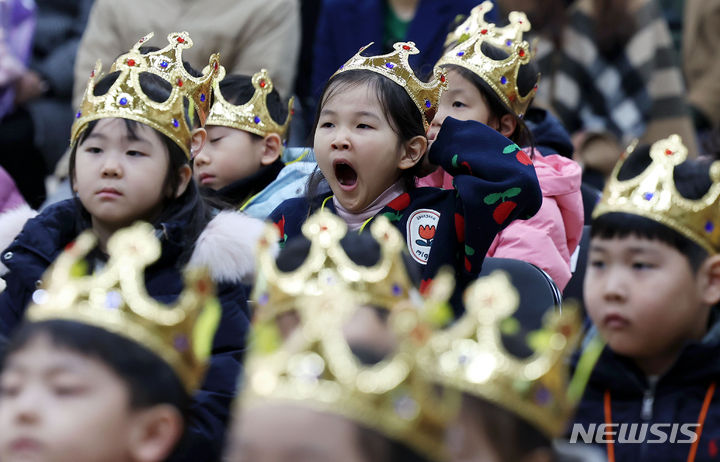 [서울=뉴시스] 홍효식 기자 = 4일 서울 영등포구 문래초등학교에서 열린 입학식에서 1학년 학생이 하품하고 있다. 2024.03.04. yesphoto@newsis.com