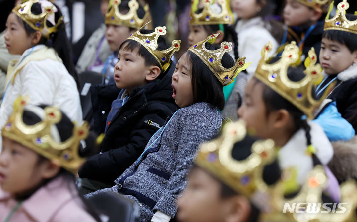 [서울=뉴시스] 홍효식 기자 = 4일 서울 영등포구 문래초등학교에서 열린 입학식에서 1학년 학생이 하품하고 있다. 2024.03.04. yesphoto@newsis.com