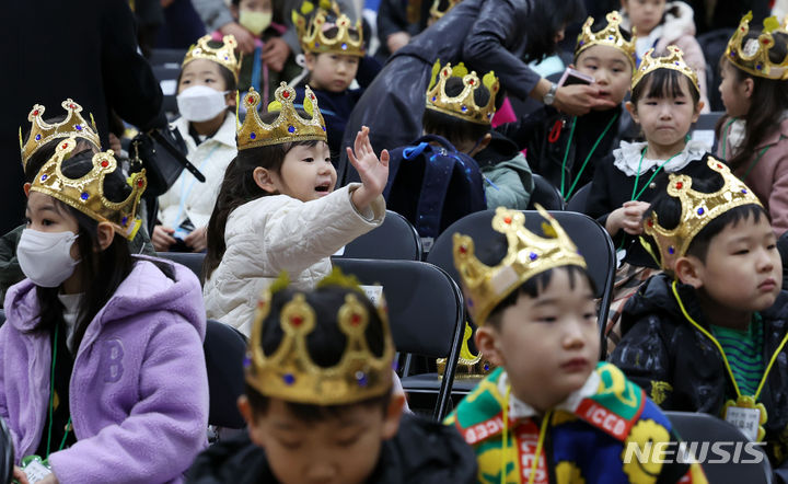 [서울=뉴시스] 홍효식 기자 = 4일 서울 영등포구 문래초등학교에서 열린 입학식에서 1학년 학생이 손을 흔들며 인사하고 있다. 2024.03.04. yesphoto@newsis.com