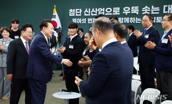 [대구=뉴시스] 전신 기자 = 윤석열 대통령이 4일 대구 북구 경북대학교에서 '첨단 신산업으로 우뚝 솟는 대구' 주제로 열린 열여섯 번째 국민과 함께하는 민생토론회에 입장하며 참석자들과 인사하고 있다. 2024.03.04. photo1006@newsis.com