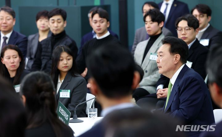 [대구=뉴시스] 전신 기자 = 윤석열 대통령이 4일 대구 북구 경북대학교에서 '첨단 신산업으로 우뚝 솟는 대구' 주제로 열린 열여섯 번째 국민과 함께하는 민생토론회에서 발언하고 있다.  2024.03.04. photo1006@newsis.com