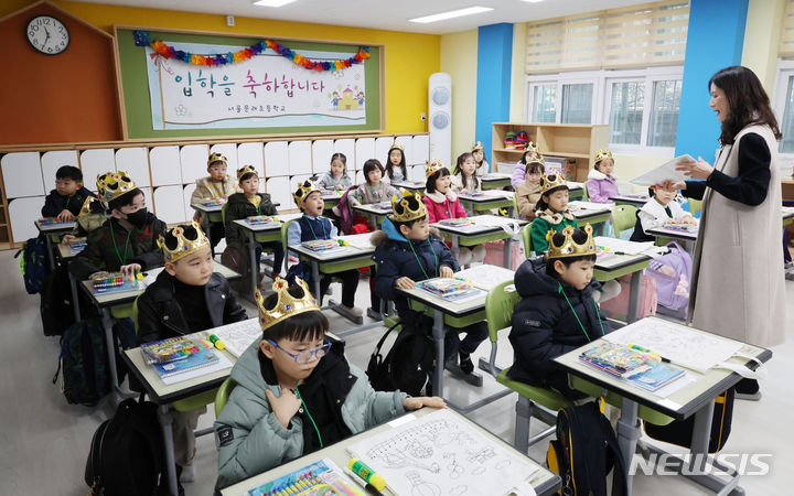 [서울=뉴시스] 홍효식 기자 = 지난 3월4일 오전 서울 영등포구 문래초등학교에서 입학식을 마친 1학년 4반 신입생들이 교실에서 담임 선생님과 인사하고 있다. (공동취재) 2024.03.04. photo@newsis.com **기사 내용과 직접 관련 없습니다.