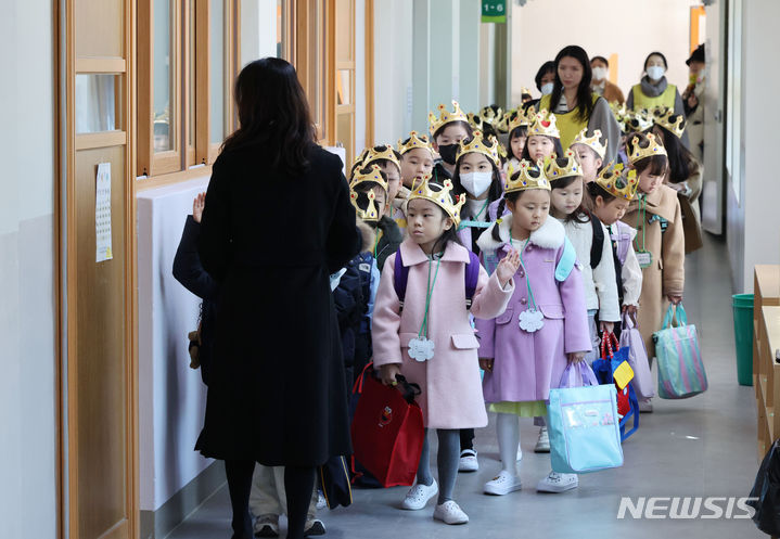 [서울=뉴시스] 지난 3월4일 오전 서울 영등포구 문래초등학교에서 입학식을 마친 1학년 4반 신입생들이 담임 선생님을 따라 교실로 들어가고 있다. (공동취재) 2024.11.18. photo@newsis.com