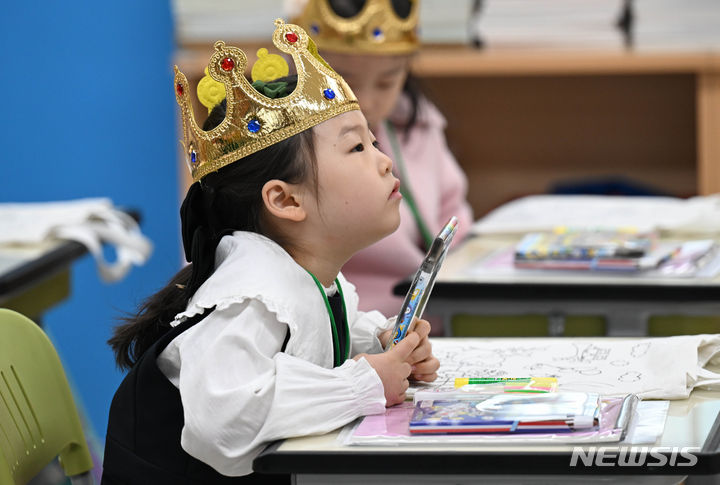 [서울=뉴시스] 홍효식 기자 = 4일 오전 서울 영등포구 문래초등학교에서 입학식을 마친 1학년 4반 신입생들이 교실에서 선생님 말씀을 듣고 있다. (공동취재) 2024.03.04. photo@newsis.com