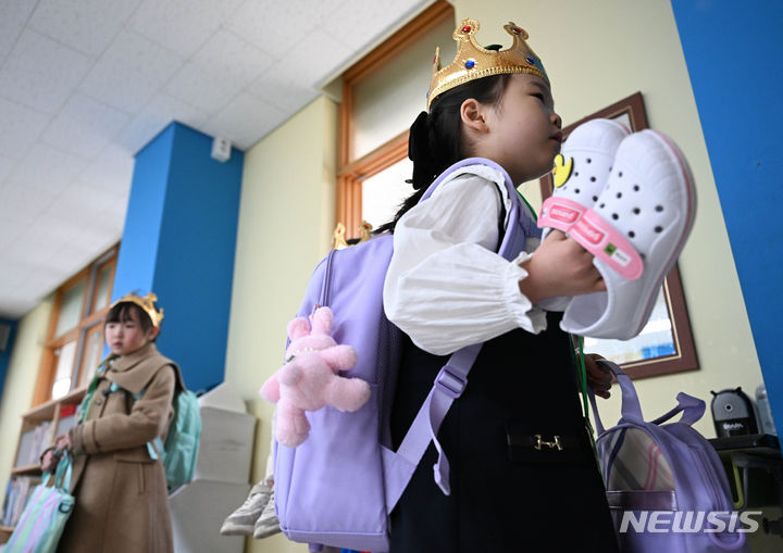 [서울=뉴시스] 홍효식 기자 = 4일 오전 서울 영등포구 문래초등학교에서 입학식을 마친 1학년 4반 신입생들이 교실로 들어가고 있다. (공동취재) 2024.03.04. photo@newsis.com