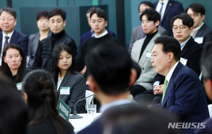 [대구=뉴시스] 전신 기자 = 윤석열 대통령이 4일 대구 북구 경북대학교에서 '첨단 신산업으로 우뚝 솟는 대구' 주제로 열린 열여섯 번째 국민과 함께하는 민생토론회에서 발언하고 있다.  2024.03.04. photo1006@newsis.com