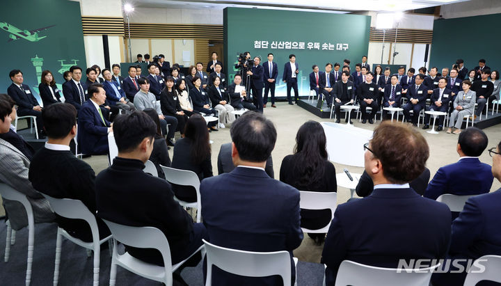 [대구=뉴시스] 전신 기자 = 윤석열 대통령이 4일 대구 북구 경북대학교에서 '첨단 신산업으로 우뚝 솟는 대구' 주제로 열린 열여섯 번째 국민과 함께하는 민생토론회에서 발언하고 있다.  2024.03.04. photo1006@newsis.com