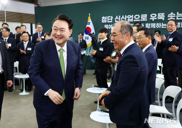 [대구=뉴시스] 전신 기자 = 윤석열 대통령이 4일 대구 북구 경북대학교에서 '첨단 신산업으로 우뚝 솟는 대구' 주제로 열린 열여섯 번째 국민과 함께하는 민생토론회에 입장하며 참석자들과 인사하고 있다. 윤 대통령 오른쪽은 홍원화 경북대 총장.  2024.03.04. photo1006@newsis.com