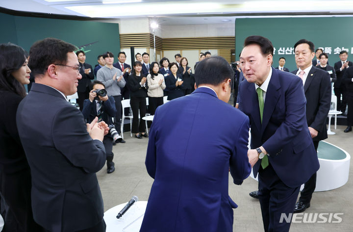 [대구=뉴시스] 전신 기자 = 윤석열 대통령이 4일 대구 북구 경북대학교에서 '첨단 신산업으로 우뚝 솟는 대구' 주제로 열린 열여섯 번째 국민과 함께하는 민생토론회에 입장하며 홍준표 대구시장과 인사하고 있다. 2024.03.04. photo1006@newsis.com