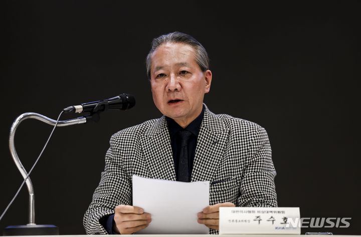 [서울=뉴시스] 정병혁 기자 = 주수호 대한의사협회 비상대책위원회 언론홍보위원장이 8일 서울 용산구 대한의사협회에서 의대정원 증원 저지를 위한 비상대책위원회 정례브리핑을 하고 있다. 2024.03.04. jhope@newsis.com