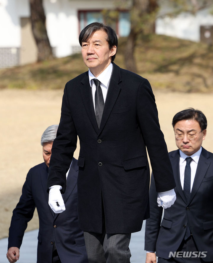 [서울=뉴시스] 홍효식 기자 = 조국 조국혁신당 대표가 4일 서울 동작구 국립서울현충원을 찾아 참배를 위해 현충탑으로 향하고 있다. 2024.03.04. yesphoto@newsis.com