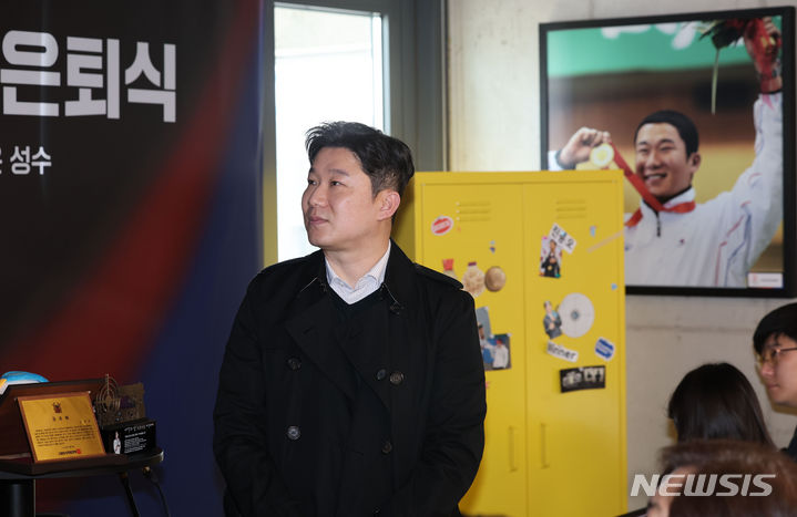 [서울=뉴시스] 권창회 기자 = 한국인 올림픽 최다 메달 보유 선수 진종오가 4일 오후 서울 성동구 브리온 성수에서 열린 은퇴식에서 헌정 영상을 바라보고 있다. 2024.03.04. kch0523@newsis.com