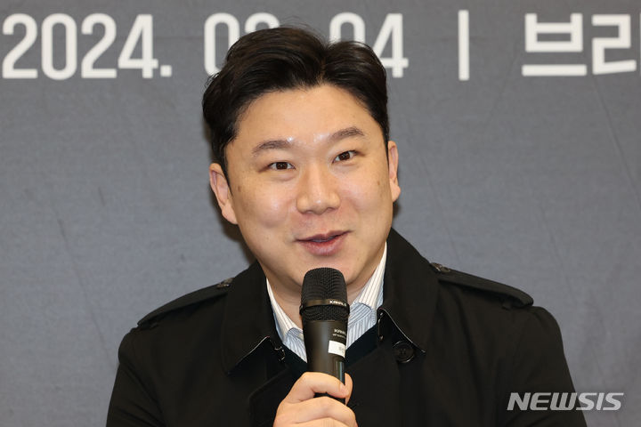 [서울=뉴시스] 권창회 기자 = 한국인 올림픽 최다 메달 보유 선수 진종오가 4일 오후 서울 성동구 브리온 성수에서 열린 은퇴식에서 인사말을 하고 있다. 2024.03.04. kch0523@newsis.com