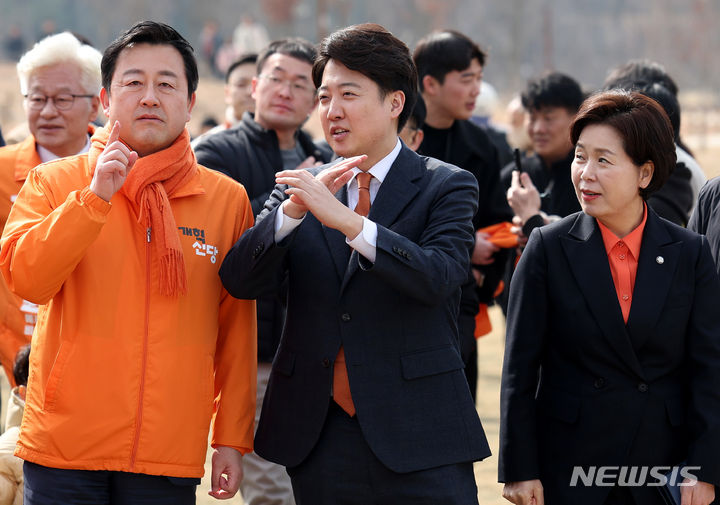 [화성=뉴시스] 추상철 기자 = 이준석 개혁신당 대표가 4일 오후 경기 화성시 동탄호수공원에서 제22대 총선 화성을 출마 기자회견에 앞서 김용남 정책위의장과 대화하고 있다. 2024.03.04. scchoo@newsis.com