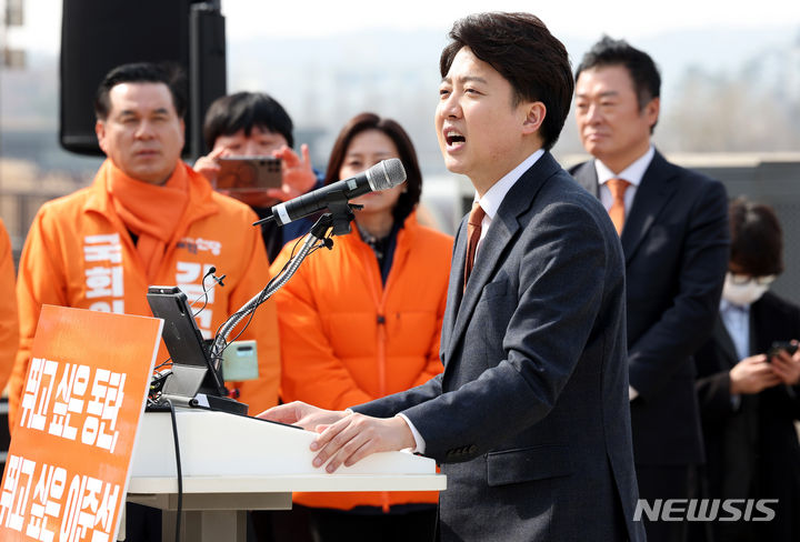 [화성=뉴시스] 추상철 기자 = 이준석 개혁신당 대표가 4일 오후 경기 화성시 동탄호수공원에서 제22대 총선 화성을 출마 기자회견을 하고 있다. 2024.03.04. scchoo@newsis.com