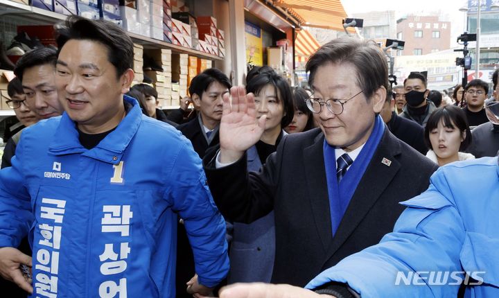 [서울=뉴시스] 김금보 기자 = 이재명 더불어민주당 대표가 4일 서울 종로구 창신시장을 방문하고 있다. (공동취재) 2024.03.04. photo@newsis.com