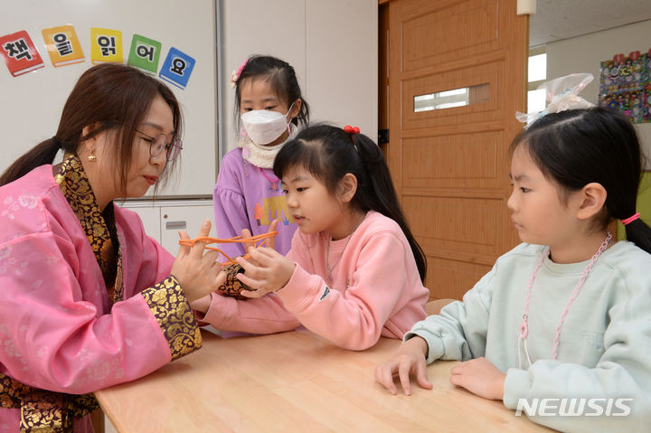 [울산=뉴시스] 배병수 기자 = 4일 오후 울산 남구 개운초등학교의 한 교실에서 늘봄학교 도담도담 프로그램에 참가중인 학생들이 전통놀이 수업을 하고 있다. 교육부와 전국 시도교육청들은 이달 신학기부터 초등학생들에게 아침, 저녁으로 다양한 방과 후 수업과 돌봄 서비스를 제공하는 '늘봄학교'를 전면 시행한다. 늘봄학교는 방과후교실과 돌봄교실을 통합한 형태를 말한다. 2024.03.04. bbs@newsis.com