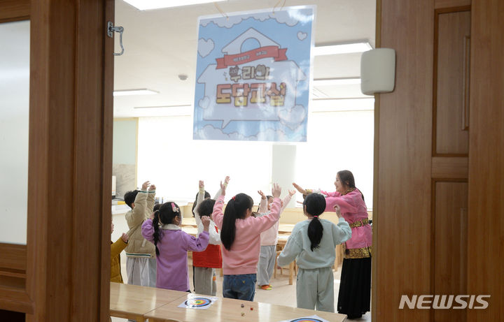 [울산=뉴시스] 배병수 기자 = 4일 오후 울산 남구 개운초등학교의 한 교실에서 늘봄학교 도담도담 프로그램에 참가중인 학생들이 전통놀이 수업을 하고 있다. 교육부와 전국 시도교육청들은 이달 신학기부터 초등학생들에게 아침, 저녁으로 다양한 방과 후 수업과 돌봄 서비스를 제공하는 '늘봄학교'를 전면 시행한다.  늘봄학교는 방과후교실과 돌봄교실을 통합한 형태를 말한다. 2024.03.04. bbs@newsis.com