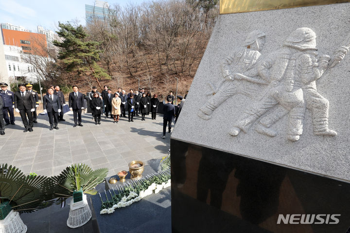 [서울=뉴시스] 서울 은평구 서울소방학교에서 열린 '소방영웅 명예도로 지정 기념식'에서 참석자들이 충혼탑을 참배하고 있다. 2024.03.04. kmn@newsis.com