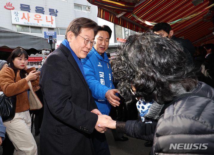 [서울=뉴시스] 김금보 기자 = 이재명 더불어민주당 대표와 서울 종로에 출마하는 곽상언 후보가 4일 오후 서울 종로구 창신시장을 찾아 시민들과 인사하고 있다. (공동취재) 2024.03.04. photo@newsis.com
