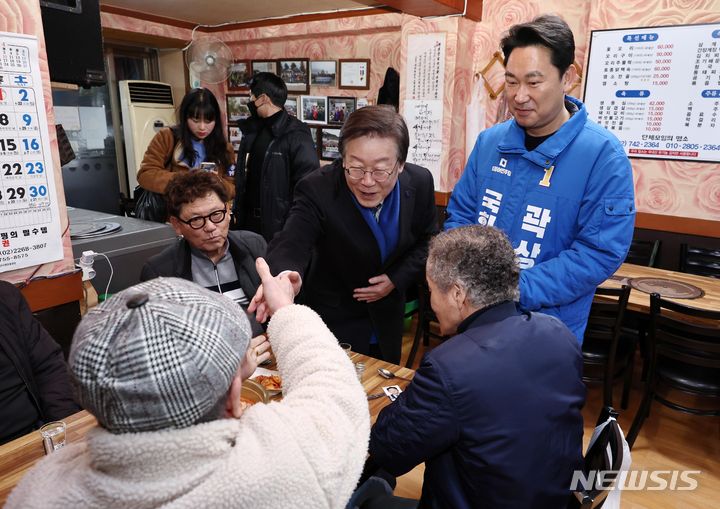 [서울=뉴시스] 김금보 기자 = 이재명 더불어민주당 대표와 서울 종로에 출마하는 곽상언 후보가 4일 오후 서울 종로구 창신시장을 찾아 시민들과 인사하고 있다. (공동취재) 2024.03.04. photo@newsis.com