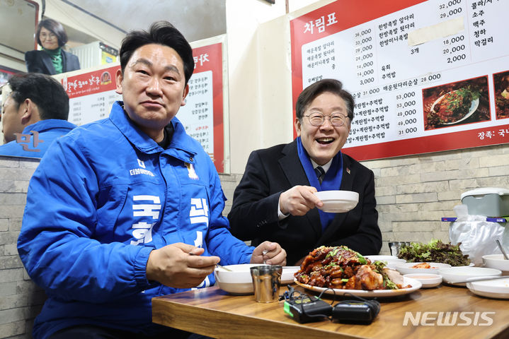 [서울=뉴시스] 김금보 기자 = 이재명(오른쪽) 더불어민주당 대표와 서울 종로 곽상언 후보가 4일 오후 서울 종로구 창신시장을 찾아 족발을 먹고 있다. 2024.03.04. kgb@newsis.com