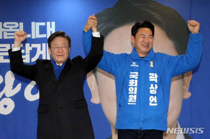 [서울=뉴시스] 김금보 기자 = 이재명 더불어민주당 대표가 4일 서울 종로 곽상언 후보자 사무실 지지방문에서 곽 후보자와 손을 들어 환호에 답하고 있다. (공동취재) 2024.03.04. photo@newsis.com
